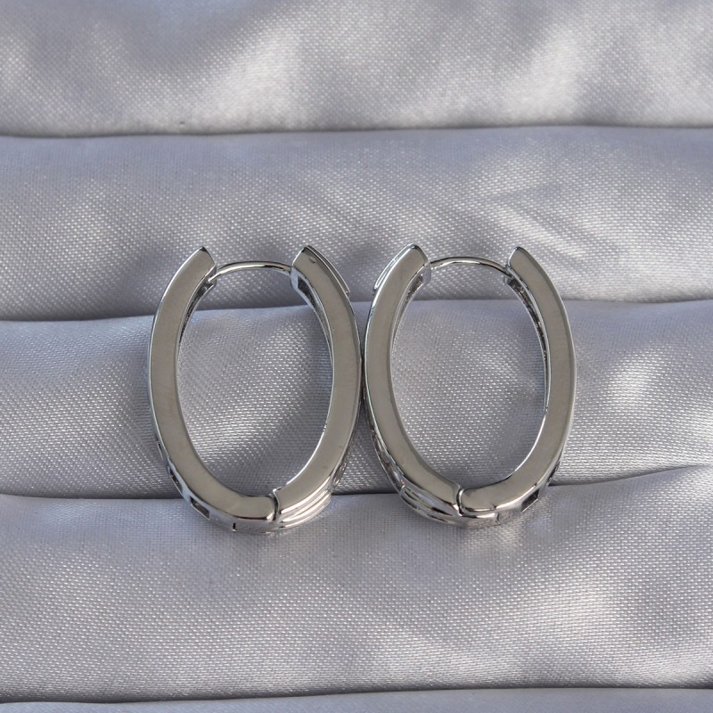 Pirinç Gümüş Renk Zirkon Taşlı Oval Model Küpe Pirinç Gümüş Renk Zirkon Taşlı Oval Model Küpe
