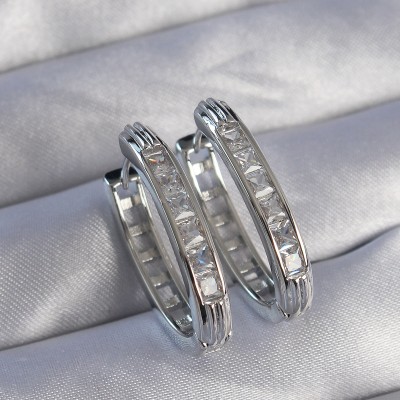 Pirinç Gümüş Renk Zirkon Taşlı Oval Model Küpe Pirinç Gümüş Renk Zirkon Taşlı Oval Model Küpe