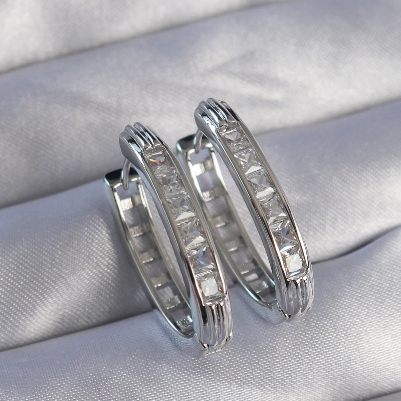 Pirinç Gümüş Renk Zirkon Taşlı Oval Model Küpe Pirinç Gümüş Renk Zirkon Taşlı Oval Model Küpe