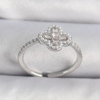 Pirinç Gümüş Renk Zirkon Taşlı Yonca Model İnci Detay Kadın Yüzük Pirinç Gümüş Renk Zirkon Taşlı Yonca Model İnci Detay Kadın Yüzük