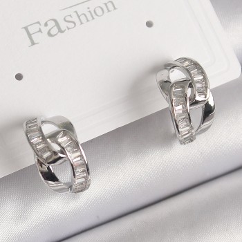 Pirinç Gümüş Renk Zirkon Taşlı Zincir Model Kadın Küpe Pirinç Gümüş Renk Zirkon Taşlı Zincir Model Kadın Küpe