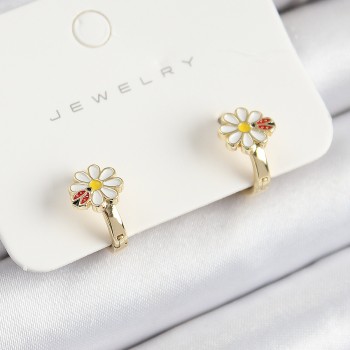 Pirinç Papatya Model Gold Renk Çocuk Küpe Pirinç Papatya Model Gold Renk Çocuk Küpe