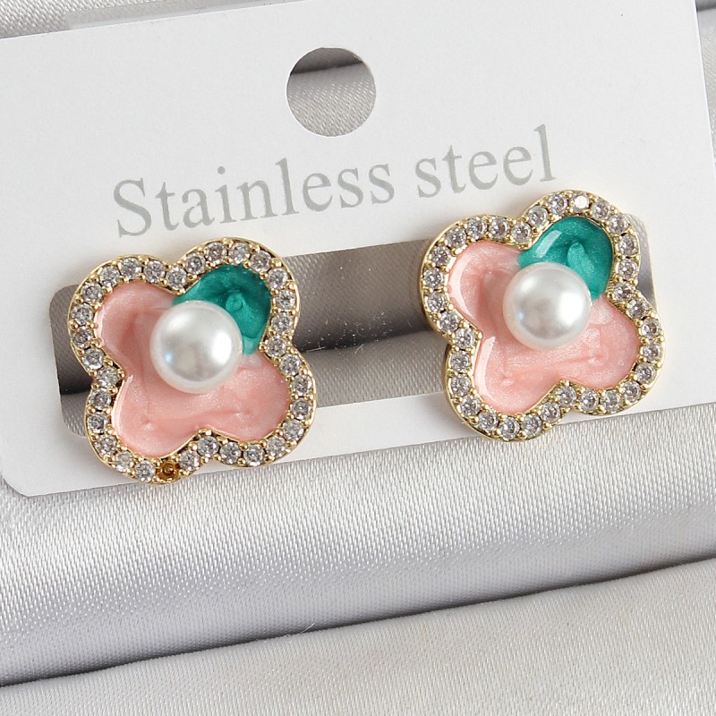 Pirinç Pembe Mineli İnci Detaylı Zirkon Taşlı Sanatsal Portre Yonca Model Gold Renk Kadın Küpe Pirinç Pembe Mineli İnci Detaylı Zirkon Taşlı Sanatsal Portre Yonca Model Gold Renk Kadın Küpe