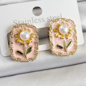 Pirinç Pembe Mineli Papatya Figürlü Sanatsal Portre Model Gold Renk Kadın Küpe Pirinç Pembe Mineli Papatya Figürlü Sanatsal Portre Model Gold Renk Kadın Küpe
