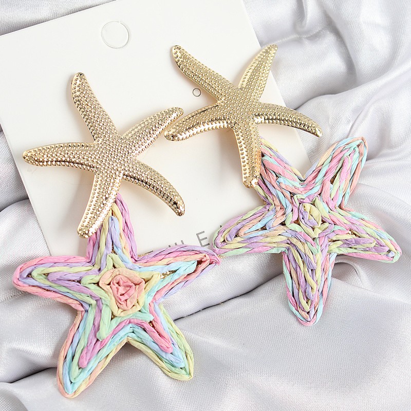 Pirinç Sallantılı Rainbow Deniz Yıldızı Model Gold Renk Hasır Küpe Pirinç Sallantılı Rainbow Deniz Yıldızı Model Gold Renk Hasır Küpe