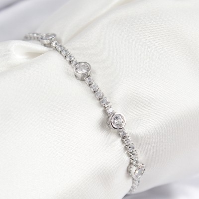 Pirinç Zirkon Taşlı Daire Model Gümüş Renk Asansörlü Kadın Bileklik Pirinç Zirkon Taşlı Daire Model Gümüş Renk Asansörlü Kadın Bileklik