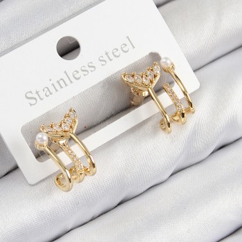 Pirinç Zirkon Taşlı İnci Detaylı Balık Kuyruğu Model Gold Renk Kadın Küpe Pirinç Zirkon Taşlı İnci Detaylı Balık Kuyruğu Model Gold Renk Kadın Küpe