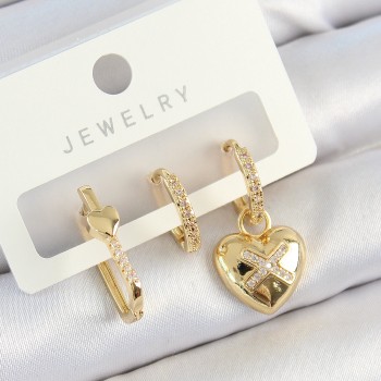 Pirinç Zirkon Taşlı Kalp Model Gold Renk 3'lü Çift Kadın Küpe Set Pirinç Zirkon Taşlı Kalp Model Gold Renk 3'lü Çift Kadın Küpe Set