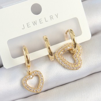 Pirinç Zirkon Taşlı Kalp Model Gold Renk 3'lü Çift Kadın Küpe Set Pirinç Zirkon Taşlı Kalp Model Gold Renk 3'lü Çift Kadın Küpe Set