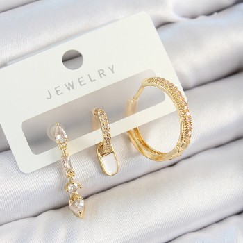 Pirinç Zirkon Taşlı Sallantılı Model Gold Renk 3'lü Çift Kadın Küpe Set Pirinç Zirkon Taşlı Sallantılı Model Gold Renk 3'lü Çift Kadın Küpe Set