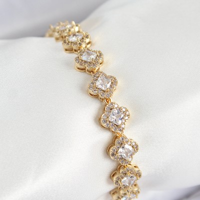 Pirinç Zirkon Taşlı Yonca Baget Model Gold Renk VIP Seri Kadın Bileklik Pirinç Zirkon Taşlı Yonca Baget Model Gold Renk VIP Seri Kadın Bileklik