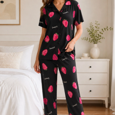 Siyah Çilek Desenli Kısa Kollu Gömlek Yaka Milan Kumaş Kadın Pijama Takımı Siyah Çilek Desenli Kısa Kollu Gömlek Yaka Milan Kumaş Kadın Pijama Takımı