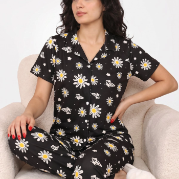 Siyah Papatya ve Kelebek Desenli Kısa Kollu Gömlek Yaka Milan Kumaş Kadın Pijama Takımı