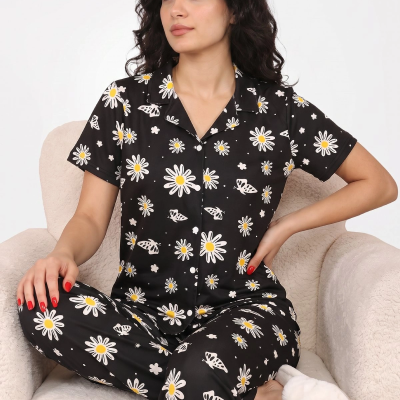 Siyah Papatya ve Kelebek Desenli Kısa Kollu Gömlek Yaka Milan Kumaş Kadın Pijama Takımı Siyah Papatya ve Kelebek Desenli Kısa Kollu Gömlek Yaka Milan Kumaş Kadın Pijama Takımı