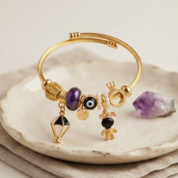 Siyah Uçan Model Charmlı Gold Renk Bileklik Siyah Uçan Model Charmlı Gold Renk Bileklik