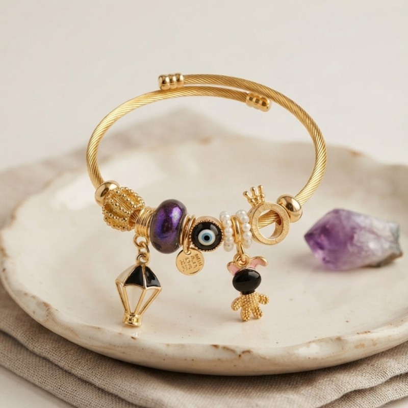 Siyah Uçan Model Charmlı Gold Renk Bileklik Siyah Uçan Model Charmlı Gold Renk Bileklik
