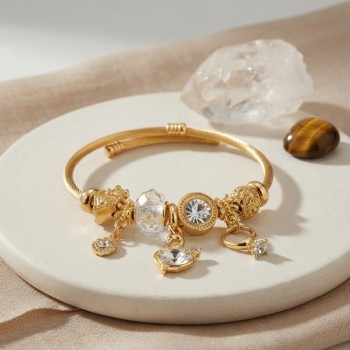 Swan Model Gold Renk Beyaz Charmlı Bileklik Swan Model Gold Renk Beyaz Charmlı Bileklik
