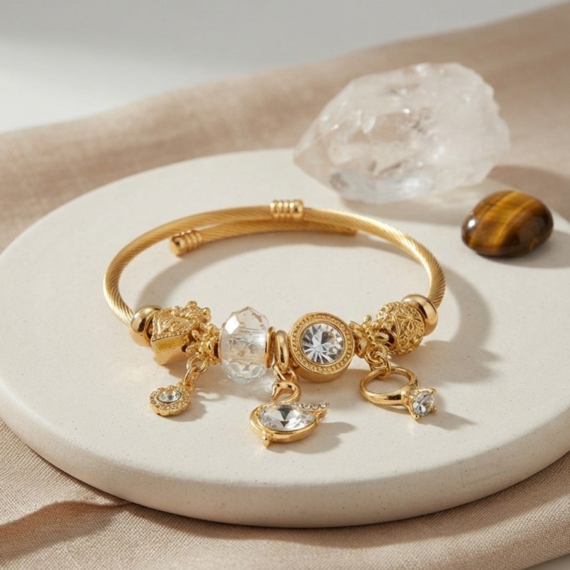 Swan Model Gold Renk Beyaz Charmlı Bileklik Swan Model Gold Renk Beyaz Charmlı Bileklik