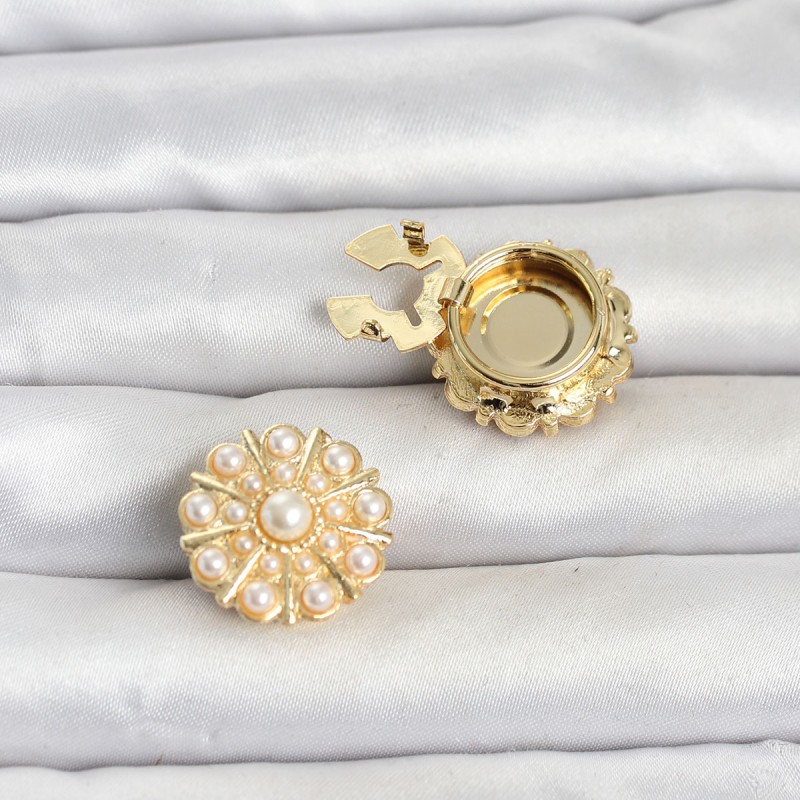 Vintage Model Gold Renk Düğme veya Manşet Broşu Vintage Model Gold Renk Düğme veya Manşet Broşu