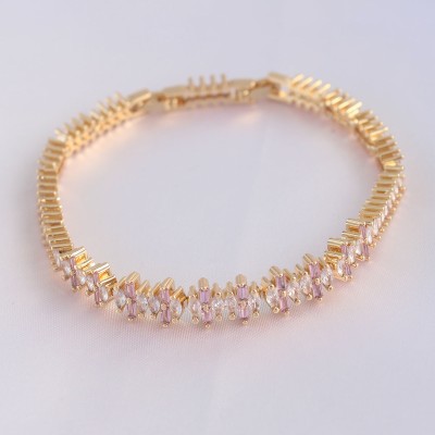 Vip Seri Pirinç Pembe Zirkon Taşlı Gold Renk Baget Model Bileklik Vip Seri Pirinç Pembe Zirkon Taşlı Gold Renk Baget Model Bileklik