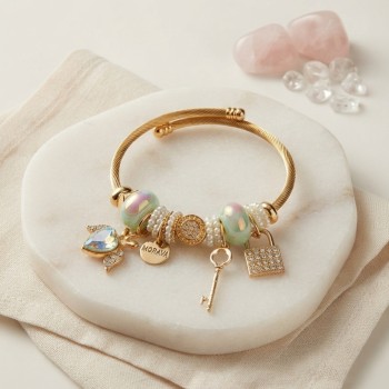 Yeşil Kalp Model Gold Renk Charmlı Bileklik Yeşil Kalp Model Gold Renk Charmlı Bileklik