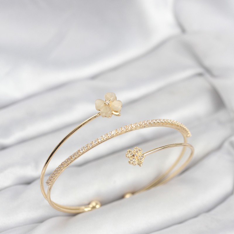 Yonca Çiçek Model Pirinç Gold Renk Kadın Bileklik Yonca Çiçek Model Pirinç Gold Renk Kadın Bileklik