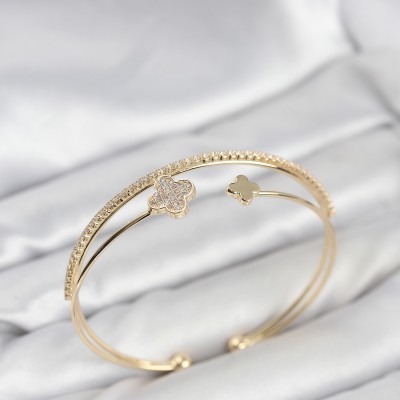 Yonca Model Pirinç Gold Renk Kadın Bileklik Yonca Model Pirinç Gold Renk Kadın Bileklik