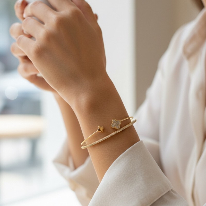 Yonca Model Pirinç Gold Renk Kadın Bileklik Yonca Model Pirinç Gold Renk Kadın Bileklik