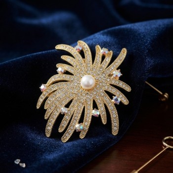 Zirkon Taşlı Gold Renk İnci Detaylı Broş Zirkon Taşlı Gold Renk İnci Detaylı Broş